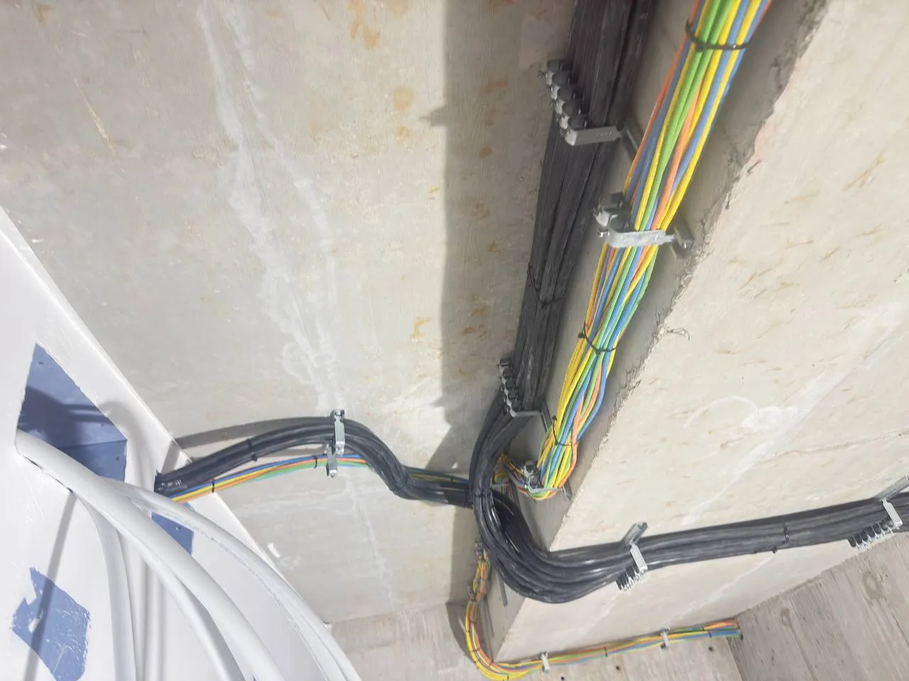 Professionelle Kabelverlegung