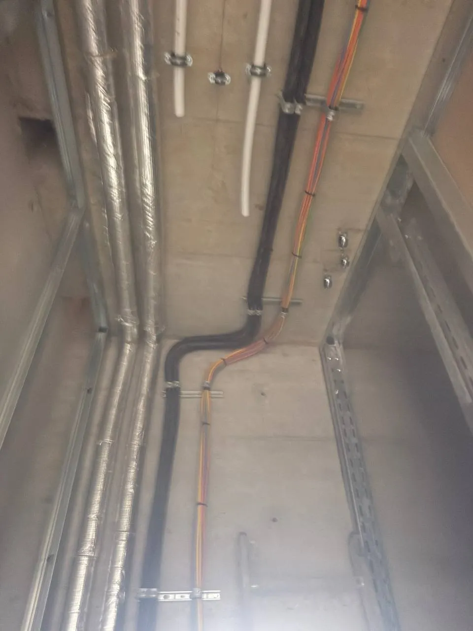 Professionelle Kabelverlegung im Wandbereich