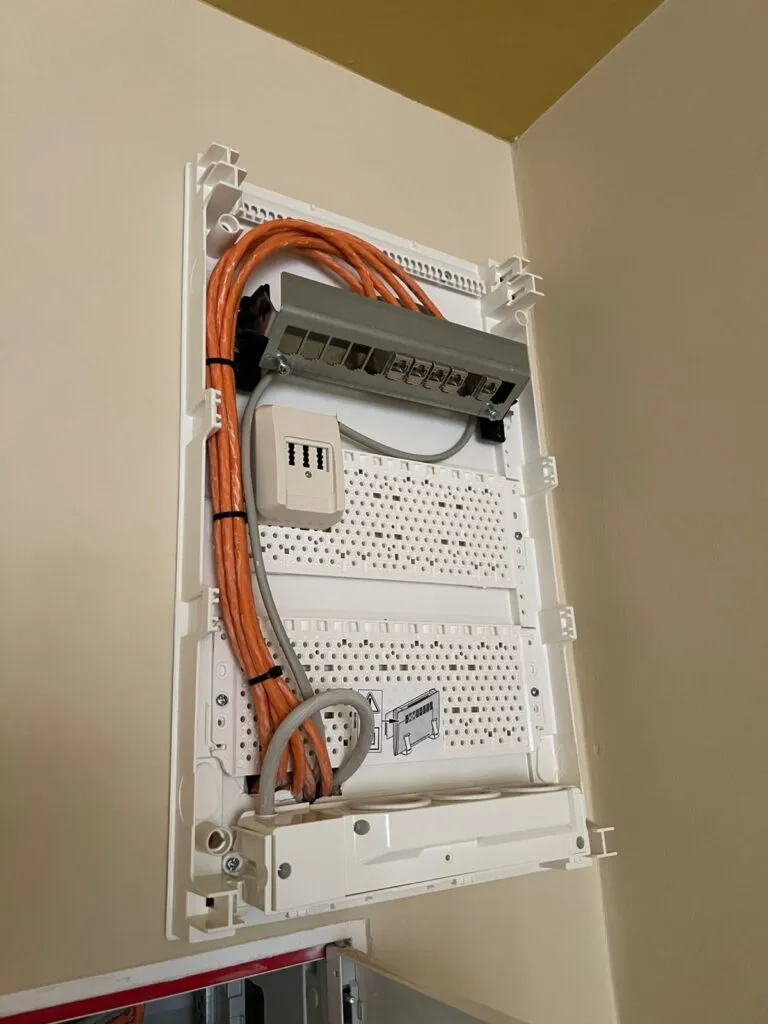 Netzwerk-Patchfeld mit LAN-Verkabelung