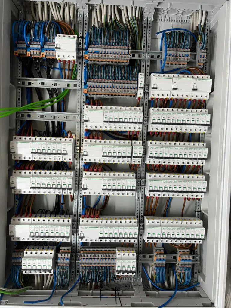 Großer Schaltschrank mit Smart-Home Integration