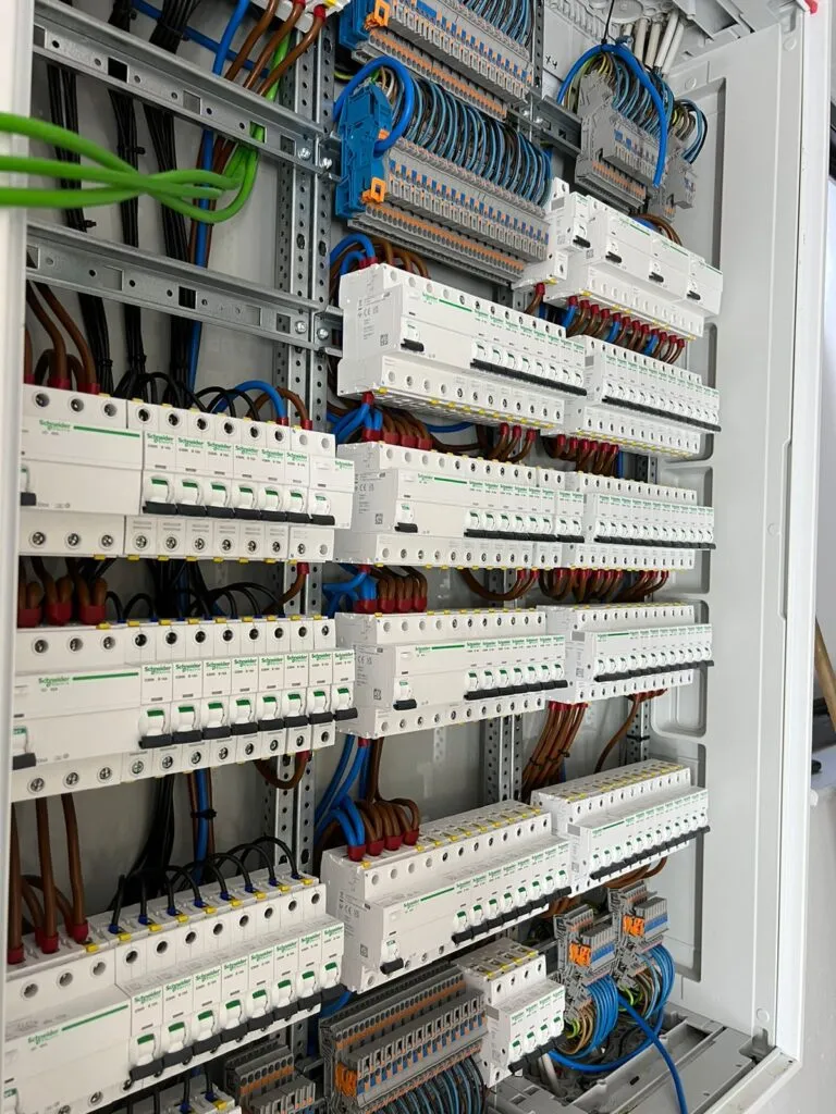 Moderne Elektroverteilung mit übersichtlicher Verkabelung