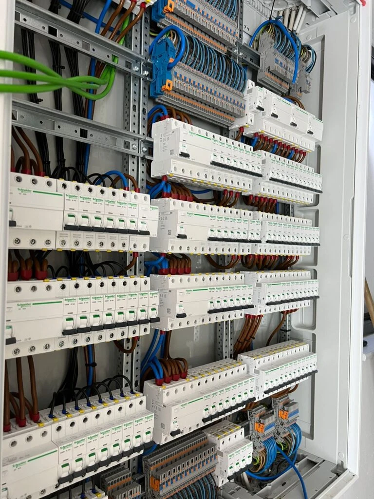 Professioneller Schaltschrank